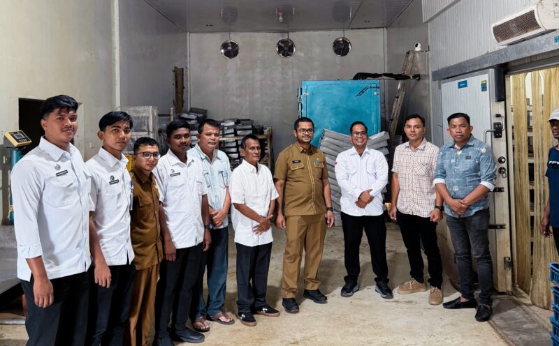 Kareg BGN Aceh Mustafa Kamal didampingi Kepala DKP Pidie Jaya dan Anggota DPRK meninjau potensi hasil laut di Cold Storage Pidie Jaya sebagai upaya penguatan ekonomi berbasis potensi lokal, Selasa (19/5/2026). Foto: Dok. BGN 