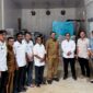 Kareg BGN Aceh Mustafa Kamal didampingi Kepala DKP Pidie Jaya dan Anggota DPRK meninjau potensi hasil laut di Cold Storage Pidie Jaya sebagai upaya penguatan ekonomi berbasis potensi lokal, Selasa (19/5/2026). Foto: Dok. BGN 