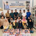 Pemdes Geulumpang Payong diabadikan bersama anak yaim penerima bantuan jelang idul Adha. Foto. Dok. Teukunizar/NOA.co.id