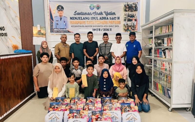 Pemdes Geulumpang Payong diabadikan bersama anak yaim penerima bantuan jelang idul Adha. Foto. Dok. Teukunizar/NOA.co.id