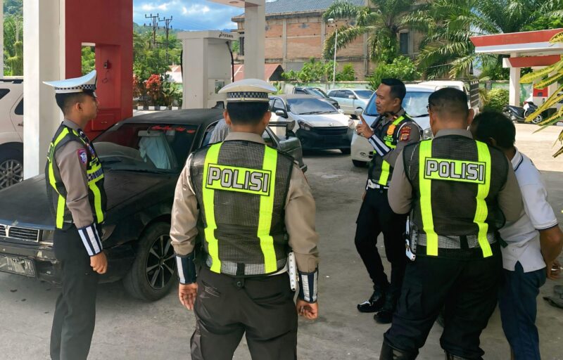 KBO Satlantas Polres Aceh Barat Daya, IPDA Prawiro Djoko S memimpin patroli dialogis mengimbau pengendera tertib saat pengisian BBM di SPBU Kecamatan Babahrot. Foto. Dok. Teukunizar/NOA.co.id.