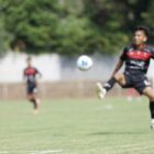 Pemain Alfarlaky Aceh Timur, menggiring bola dan dibayang-bayangi pemain Persikotas Tasikmalaya saat berlaga di Stadion  Abu Bakrin Kota Magelang, Sabtu (30/5/2026) (Foto.IST).