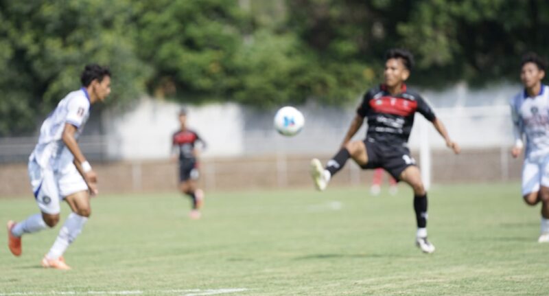 Pemain Alfarlaky Aceh Timur, menggiring bola dan dibayang-bayangi pemain Persikotas Tasikmalaya saat berlaga di Stadion  Abu Bakrin Kota Magelang, Sabtu (30/5/2026) (Foto.IST).