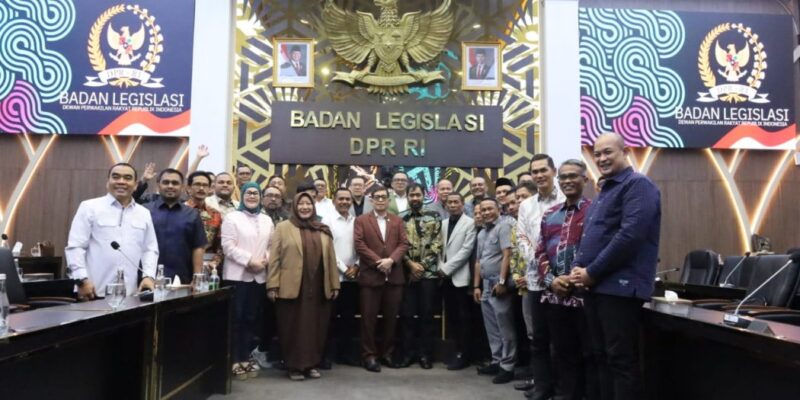 Gubernur Aceh, H. Muzakir Manaf dengan Ketua DPRA Zulfadhli, A.Md, dan para Anggota Baleg DPRA, foto bersama saat melakukan pertemuan dengan Badan Legislasi DPR- RI, di Ruang Rapat Baleg DPR-RI, Jakarta, Senin, (25/5/2026). Foto: Dok. Biro Adpim Setda Aceh