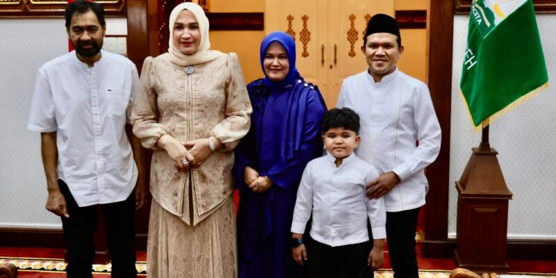 Gubernur Aceh, H. Muzakir Manaf didampingi Ketua TP-PKK Aceh, Ny. Marlina Muzakir, foto bersama dengan Wakil Gubernur Aceh, H. Fadhlullah, beserta Ketua Staf Ahli TP-PKK Aceh, Ny. Mukarramah Fadhlullah, pada momentum Halal bi Halal Hari Raya Idul Adha 1447 H yang digelar, di Meuligoe Gubernur Aceh, Banda Aceh, Rabu (27/5/2026). Foto: Dok. Biro Adpim Setda Aceh