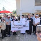 Wali Kota Banda Aceh Illiza Sa’aduddin Djamal menyerahkan secara simbolis bantuan hewan kurban kepada Pemerintah Kabupaten Pidie Jaya yang diterima Bupati Sibral Malasyi untuk masyarakat terdampak bencana hidrometeorologi, Kamis (28/5/2026). Foto: Dok. Diskominfo Kota Banda Aceh