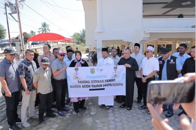 Wali Kota Banda Aceh Illiza Sa’aduddin Djamal menyerahkan secara simbolis bantuan hewan kurban kepada Pemerintah Kabupaten Pidie Jaya yang diterima Bupati Sibral Malasyi untuk masyarakat terdampak bencana hidrometeorologi, Kamis (28/5/2026). Foto: Dok. Diskominfo Kota Banda Aceh