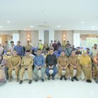 Wakil Ketua II DPRK Banda Aceh, Dr. Musriadi, M.Pd, foto bersama peserta Rapat Dengar Pendapat Umum (RDPU) bersama penyandang disabilitas di Banda Aceh, Senin (25/05/2025). Foto: Dok. DPRK Banda Aceh