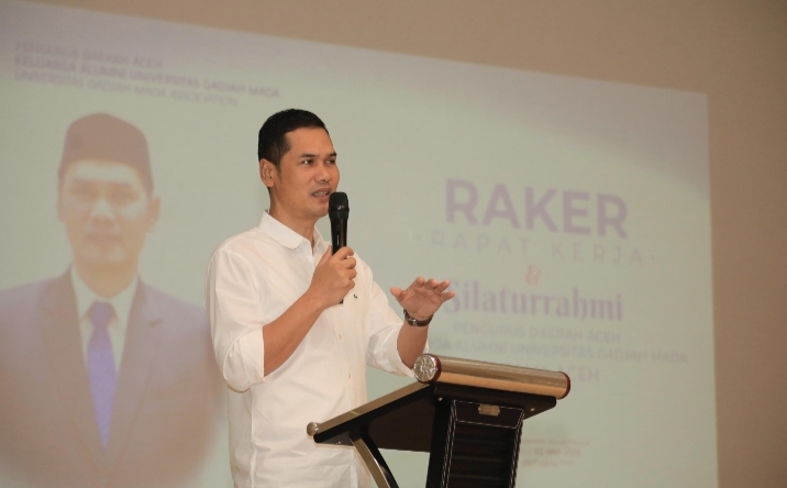 Sekretaris Daerah (Sekda) Aceh, M. Nasir, secara resmi membuka Rapat Kerja (Raker) dan Silaturahmi Keluarga Alumni Universitas Gadjah Mada (Kagama) Aceh di Gedung Landmark BSI, Banda Aceh, Sabtu (2/5/20026). Foto: Dok. Humas Aceh