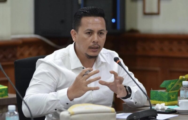 Ketua Komisi V DPR Aceh Rijaluddin memberikan pernyataan terkait kasus dugaan kekerasan di daycare di Banda Aceh, Sabtu (2/5/2026). Foto: Dok. Istimewa 