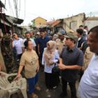Wali Kota Lhokseumawe, Dr. Sayuti Abubakar, S.H., M.H., meninjau langsung lokasi kebakaran besar di kawasan Pardede, Gampong Kampung Jawa, Kecamatan Banda Sakti, sekaligus menyerahkan bantuan masa panik kepada para korban, Rabu (6/5/2026). Dok. Pemko Lhokseumawe