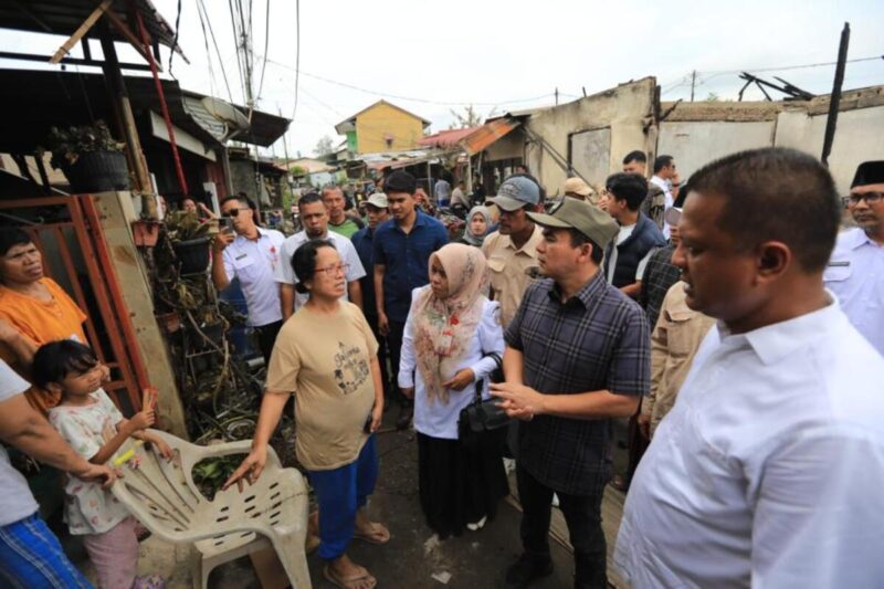 Wali Kota Lhokseumawe, Dr. Sayuti Abubakar, S.H., M.H., meninjau langsung lokasi kebakaran besar di kawasan Pardede, Gampong Kampung Jawa, Kecamatan Banda Sakti, sekaligus menyerahkan bantuan masa panik kepada para korban, Rabu (6/5/2026). Dok. Pemko Lhokseumawe