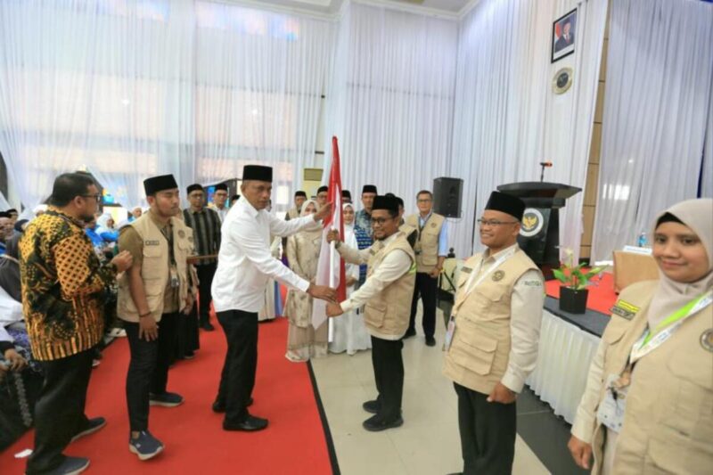 Wakil Wali Kota Lhokseumawe, Husaini, S.E., melepas Jamaah Calon Haji Provinsi Aceh Kloter BTJ-11 Tahun 1447 H/2026 M yang berlangsung di Aula Jeddah Asrama Haji Embarkasi Aceh, Banda Aceh, Sabtu (16/5/2026). Dok. Ist