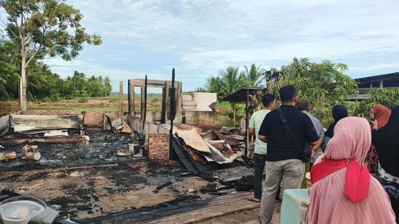 Satu unit warung kopi (warkop) yang juga difungsikan sebagai rumah tempat tinggal di Gampong Matang Lada, Kecamatan Seunuddon, Kabupaten Aceh Utara, dilaporkan hangus terbakar pada Selasa (12/5/2026) dini hari sekitar pukul 04.00 WIB. Dok. Polres Aceh Utara