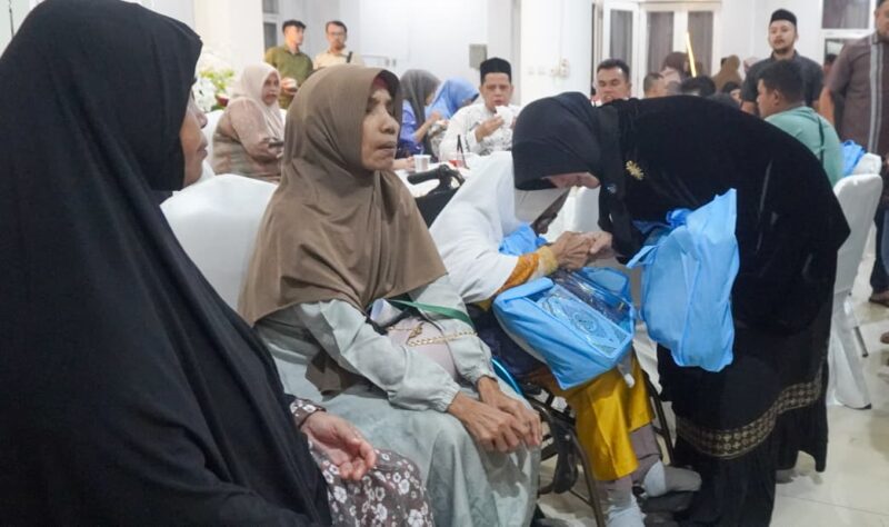 Wali Kota Banda Aceh Illiza Sa'aduddin Djamal saat menyalurkan santunan dan bantuan sembako kepada penyandang disabilitas, di Pendopo Wali Kota Banda Aceh, Kamis (12/3/2026). Foto: Humas Banda Aceh