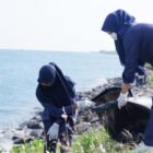 Puluhan mahasiswa lakukan aksi bersih-bersih pesisir pantai sepanjang Jembatan penghubung kawasan Ulee Lheue dan Gampong Jawa di Kecamatan Meuraxa pada Jumat beberapa waktu lalu. Foto: Dok. Istimewa 