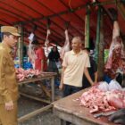 Bupati Aceh Barat Tarmizi, SP, MM berdialog dengan pedagang saat melakukan sidak harga kebutuhan pokok di Pasar Bina Usaha Meulaboh menjelang Hari Raya Idul Adha 1447 Hijriah, Senin (25/5/2026). Foto: Dok. Istimewa 