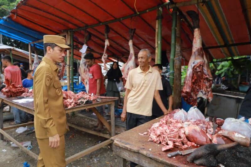 Bupati Aceh Barat Tarmizi, SP, MM berdialog dengan pedagang saat melakukan sidak harga kebutuhan pokok di Pasar Bina Usaha Meulaboh menjelang Hari Raya Idul Adha 1447 Hijriah, Senin (25/5/2026). Foto: Dok. Istimewa 