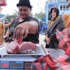 Illiza memantau pasar murah di halaman Perumdam Tirta Daroya. Foto: Dok. Humas Pemko