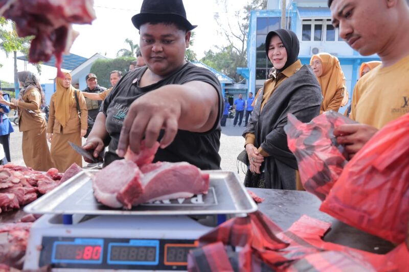 Illiza memantau pasar murah di halaman Perumdam Tirta Daroya. Foto: Dok. Humas Pemko