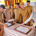 Bupati Aceh Barat Tarmizi didampingi Wakil Bupati dan sejumlah pejabat menyerahkan penghargaan kepada penerima pada kegiatan peluncuran program di Aceh Barat, Selasa (7/5/2026). Foto: Dok. Istimewa 