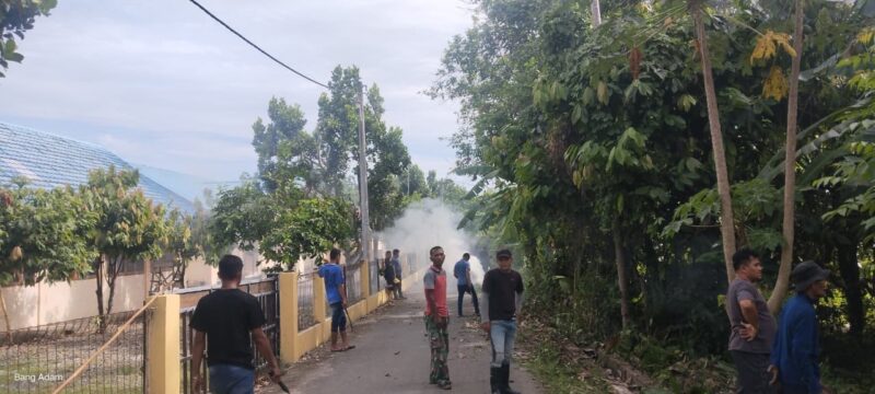 Warga Gampong Jruek Bak Kreh, Kecamatan Indrapuri, Aceh Besar, bergotong royong membersihkan lingkungan desa menjelang Hari Raya Idul Adha 1447 Hijriah, Minggu (24/5/2026). Foto: Dok. Istimewa 