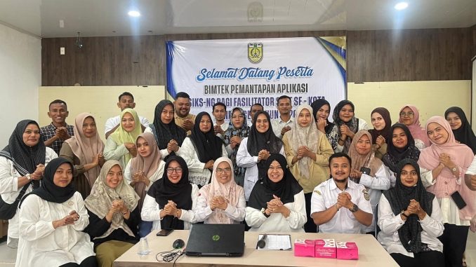 Peserta Bimtek SiKS NG sekita Banda Aceh foto bersama usai mengikuti pelatihan yang digelar oleh Dinas Sosial Kota Banda Aceh pada Pekan pertama Mei 2026 ini. Foto: Dok. Dinsos Kota Banda Aceh