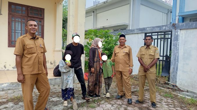 Satu keluarga yang sebelumnya tinggal di bawah jembatan Pango dibina Dinsos Banda Aceh. Foto: Dok. Istimewa 