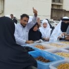 Jemaah haji asal Aceh memadati pasar tradisional di kawasan Jarwal, Makkah, usai salat Subuh untuk membeli oleh-oleh khas Arab Saudi, Sabtu (16/5/2026). Foto: Dok. Istimewa 