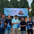 Regional CEO BSI Aceh, Imsak Ramadhan, menyerahkan secara simbolis hewan kurban dalam rangka program Kurban BSI 1447 Hijriah yang menjangkau berbagai wilayah di Aceh, Sabtu (30/5/2026). Foto: Dok. Istimewa