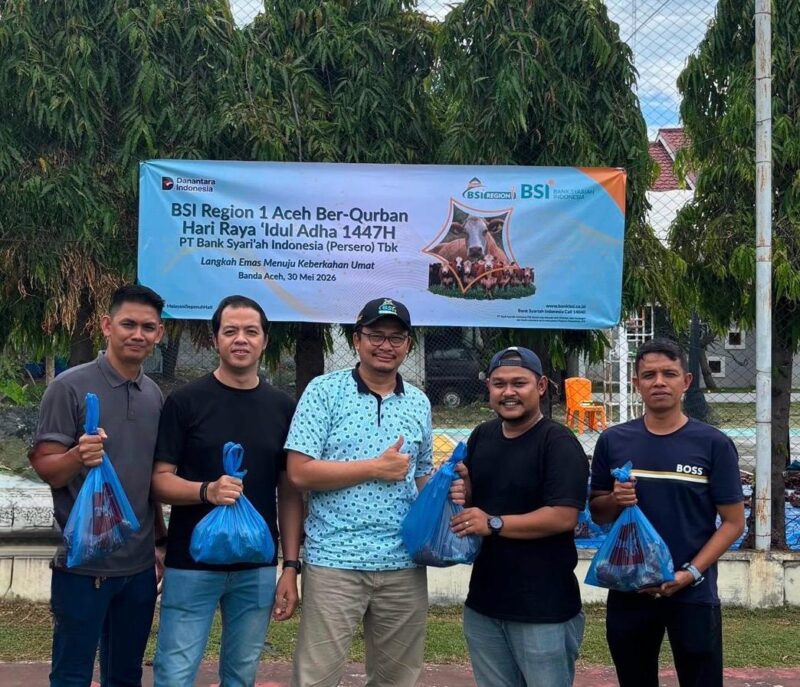 Regional CEO BSI Aceh, Imsak Ramadhan, menyerahkan secara simbolis hewan kurban dalam rangka program Kurban BSI 1447 Hijriah yang menjangkau berbagai wilayah di Aceh, Sabtu (30/5/2026). Foto: Dok. Istimewa 