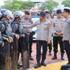 Kapolda Aceh Irjen Pol. Marzuki Ali Basyah saat mengecek kesiapan personel dan peralatan dalam simulasi pengamanan May Day 2026 di Banda Aceh, Kamis (30/4/2026). Foto: Dok. Istimewa 