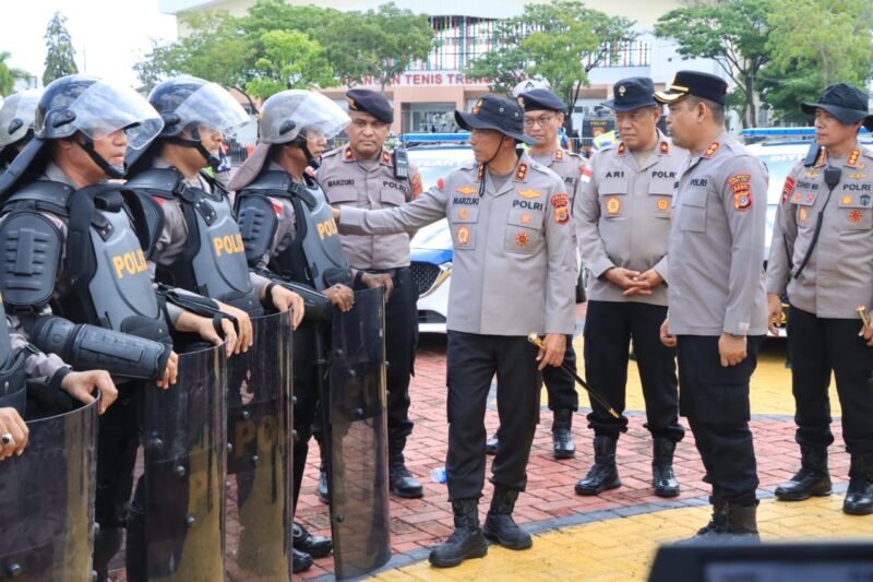 Kapolda Aceh Irjen Pol. Marzuki Ali Basyah saat mengecek kesiapan personel dan peralatan dalam simulasi pengamanan May Day 2026 di Banda Aceh, Kamis (30/4/2026). Foto: Dok. Istimewa 