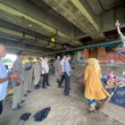 Kepala Dinas Sosial Kota Banda Aceh diwakili oleh Kabid Rehabilitasi Sosial, Irwanda S.Ag terjun langsung ke lokasi tempat diamankan sekeluarga orang terlantar di Kolong Jembatan Pango, Kecamatan Ule Kareng, Kota Banda Aceh, baru baru ini, Foto: Dok. Dinas Sosial Kota Banda Aceh.