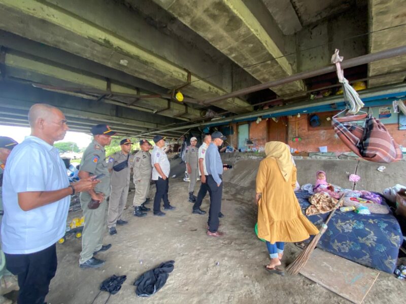 Kepala Dinas Sosial Kota Banda Aceh diwakili oleh Kabid Rehabilitasi Sosial, Irwanda S.Ag terjun langsung ke lokasi tempat diamankan sekeluarga orang terlantar di Kolong Jembatan Pango, Kecamatan Ule Kareng, Kota Banda Aceh, baru baru ini, Foto: Dok. Dinas Sosial Kota Banda Aceh.
