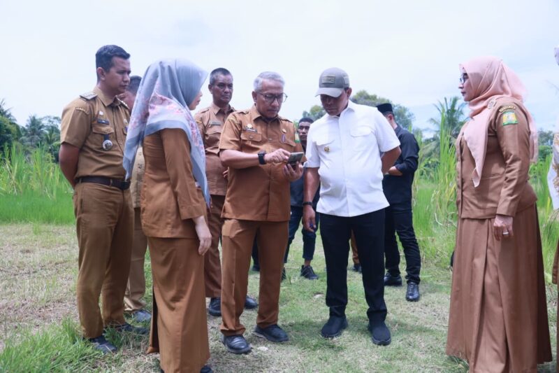 Bupati Aceh Besar, H. Muharram Idris, meninjau lokasi rencana pembangunan Labkesmas di Jalan Gani, Kecamatan Ingin Jaya, Senin (11/5/2026). Foto: Dok. MC Aceh Besar