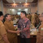 Wakil Gubernur Aceh, Fadhlullah, berjabat tangan dengan perwakilan KPK RI usai pembukaan Rapat Koordinasi Pencegahan Korupsi di Ruang Rapat Inspektorat Aceh, Banda Aceh, Selasa (19/5/2026). Foto: Dok. Istimewa 