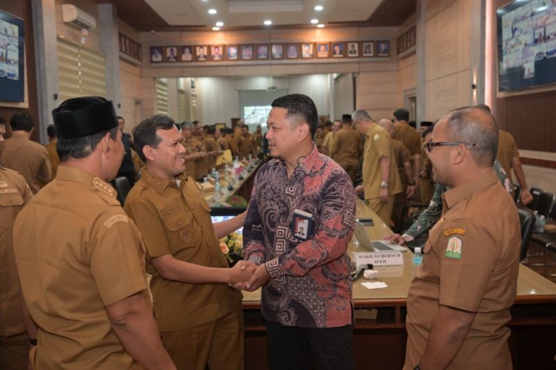 Wakil Gubernur Aceh, Fadhlullah, berjabat tangan dengan perwakilan KPK RI usai pembukaan Rapat Koordinasi Pencegahan Korupsi di Ruang Rapat Inspektorat Aceh, Banda Aceh, Selasa (19/5/2026). Foto: Dok. Istimewa 