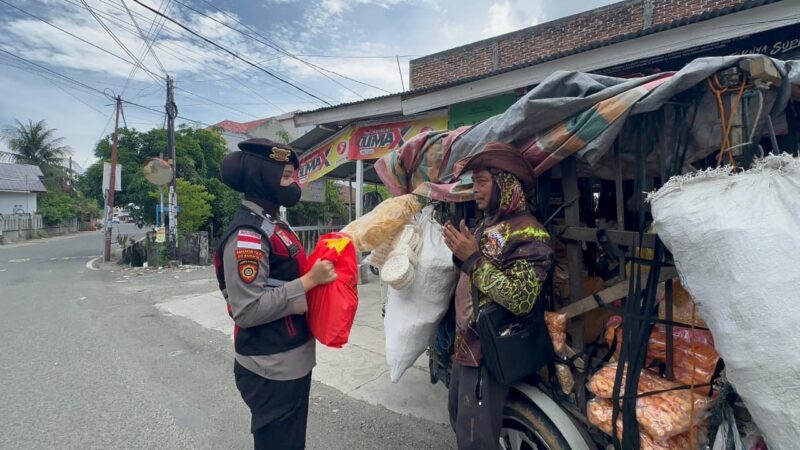 Personel Polwan Ditsamapta Polda Aceh menyerahkan paket sembako kepada warga kurang mampu dalam kegiatan Jum’at Berkah di kawasan Banda Aceh, Jumat (8/5/2026). Foto: Dok. Istimewa 