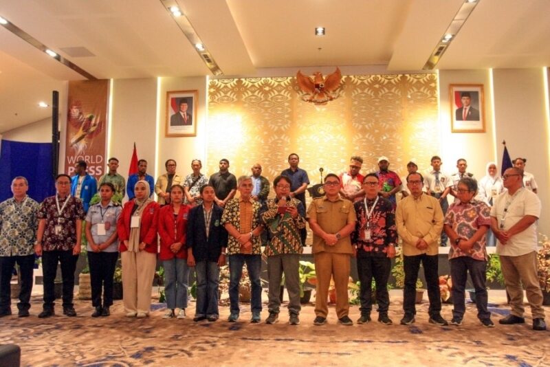 Peserta stakeholder meeting WPFD 2026 bersama Komite Publisher Rights, Dewan Pers, dan pemangku kepentingan pers foto bersama usai merumuskan “Deklarasi Jayapura” di Kantor Gubernur Papua, Jayapura, Selasa (5/5/2026). Foto: Dok. Istimewa 