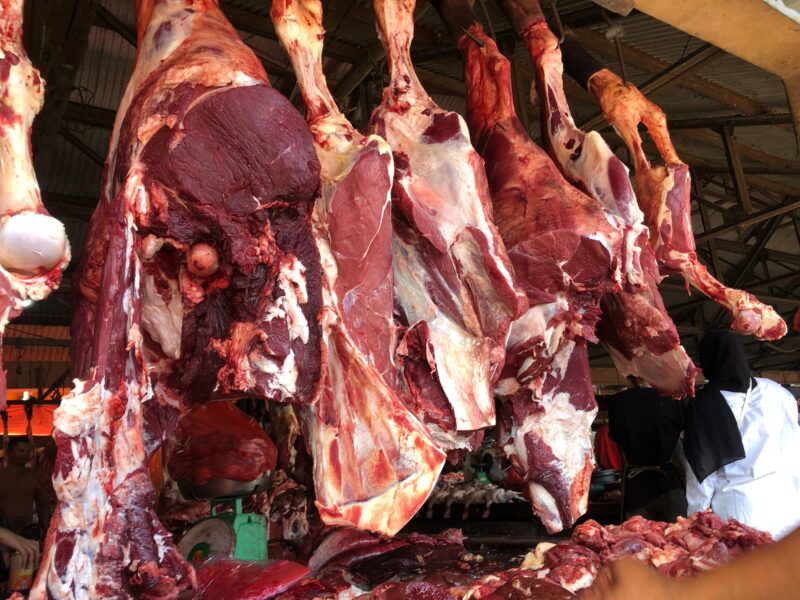 Daging sapi yang dijual di Pasar Al Mahirah di Banda Aceh saat hari Meugang hari raya Idul Adha. Foto: Dok. Istimewa 