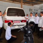 Pemeriksaan fisik kendaraan dinas DPMPKB Aceh Jaya dalam kegiatan inventarisasi aset, Rabu (20/5/2026). Foto: Dok. Istimewa