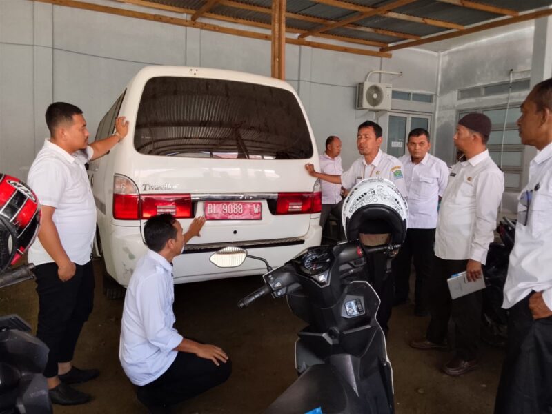 Pemeriksaan fisik kendaraan dinas DPMPKB Aceh Jaya dalam kegiatan inventarisasi aset, Rabu (20/5/2026). Foto: Dok. Istimewa