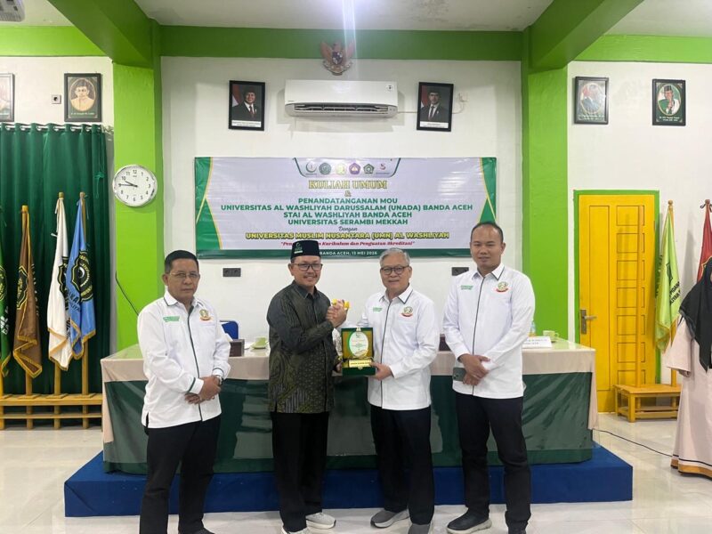 Pimpinan UNADA Banda Aceh, UMN Al Washliyah Medan, STAI Al Washliyah Banda Aceh, dan Universitas Serambi Mekkah berfoto bersama usai penandatanganan MoU kerja sama pengembangan kurikulum dan penguatan akreditasi di Aula Kampus UNADA Banda Aceh, Rabu (13/5/2026). Foto: Dok. Istimewa 