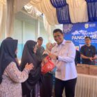 Wakil Wali Kota menyerahkan bahan pokok yang dibeli oleh warga kota dengan harga terjangkau, Rabu (13/5/2026). Foto: Dok. Istimewa 