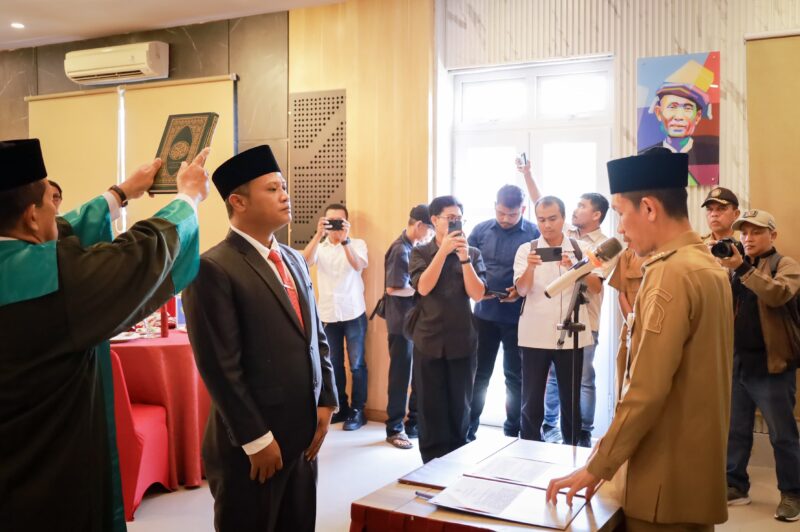 Bupati Aceh Barat Tarmizi, SP, MM saat mengambil sumpah jabatan Direktur Utama PT Pakat Beusaree (Perseroda) di Eva Sky Hotel, Meulaboh, Senin (11/5/2026). Foto: Dok. Istimewa 
