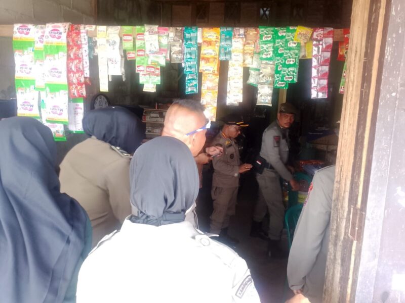 Tim gabungan Satpol PP dan WH Aceh Jaya menertibkan ASN di kawasan Calang saat jam kerja, Senin (11/5/2026). Foto: Dok. Pemkab Aceh Jaya