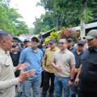 Bupati Aceh Besar, H. Muharram Idris bersama Anggota DPR RI, Kementerian PU, BWS I Sumatera, dan Dinas Perkim Aceh, saat meninjau lokasi pembangunan SPAM Regional di Kecamatan Leupung, Sabtu (9/5/2026). Foto: Dok. MC Aceh Besar