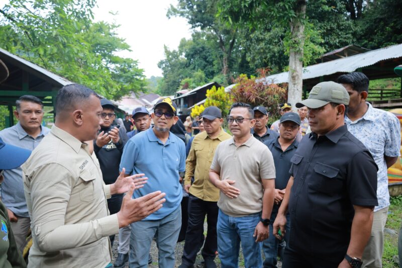Bupati Aceh Besar, H. Muharram Idris bersama Anggota DPR RI, Kementerian PU, BWS I Sumatera, dan Dinas Perkim Aceh, saat meninjau lokasi pembangunan SPAM Regional di Kecamatan Leupung, Sabtu (9/5/2026). Foto: Dok. MC Aceh Besar
