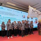 Ketua SPS Pusat Januar P Ruswita menyerahkan bendera pataka kepada Ketua SPS Kaltim terpilih Ajid Kurniawan dalam pelantikan pengurus SPS Kaltim periode 2025-2029 di Ballroom Hotel Grand Tjokro Balikpapan, Rabu (20/5/2026). Foto: Dok. Istimewa